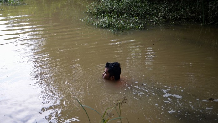 VIDEO: Skúška odvahy sa skončila tragédiou. Na chlapca sa vrhol obrovský krokodíl, kamaráti sa iba bezmocne prizerali