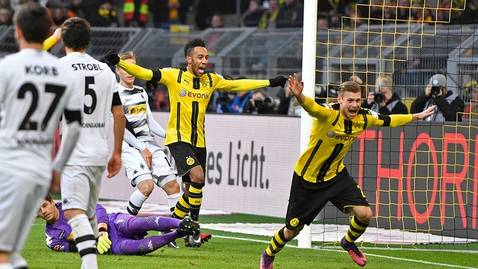 Radosť dvojice Dortmundu Pierre-Emerick Aubameyang (vľavo) a Lukasz Piszczek v dueli proti Borusii Mönchengladbach.