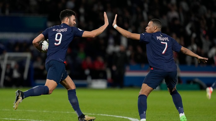 Hráči PSG Goncalo Ramos (vľavo) a Kylian Mbappe sa tešia z gólu.