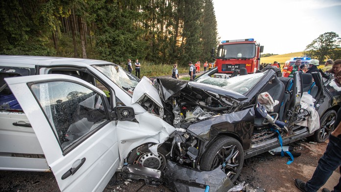 Testovacie auto bez vodiča s piatimi ľuďmi prešlo do protismeru a zrazilo s s iným autom. Jeden mŕtvy a 9 zranených