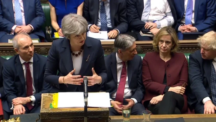 Theresa Mayová obvinila Rusko z pokusu o vraždu Sergeja Skripaľa. 