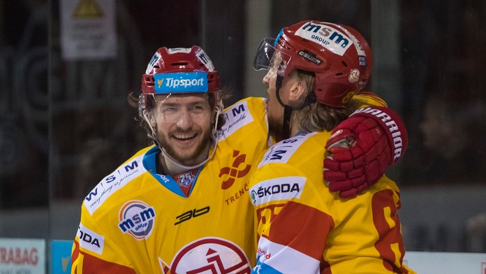 Na snímke zľava Boris Sádecký a Marcel Hossa (obaja Trenčín) sa radujú z gólu.