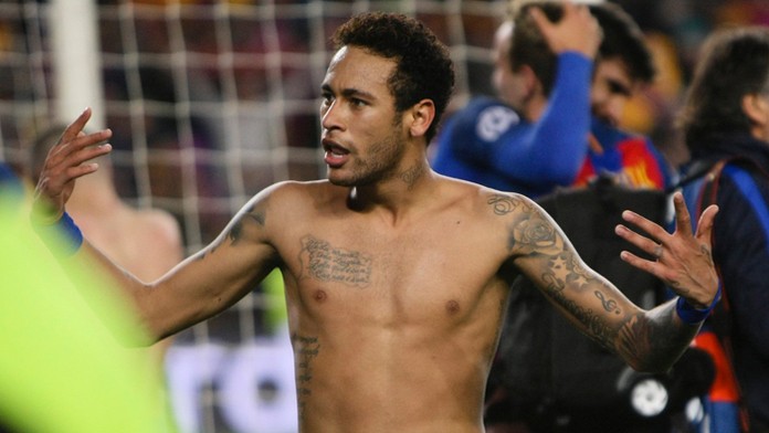 Hráč FC  Barcelona Neymar sa teší po výhre nad PSG v osemfinále Ligy majstrov.