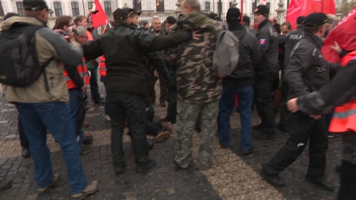 Zatýkanie pred Prezidentským palácom.