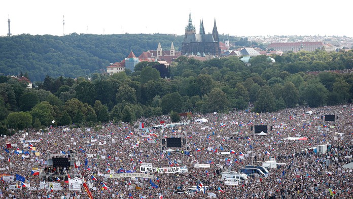 Ľudia na demonštrácii na pražskej Letenskej pláni.