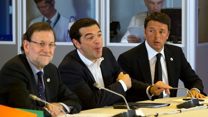 Grécky premiér Alexis Tsipras (v strede), španielsky predseda vlády Mariano Rajoy (vľavo) a taliansky premiér Matteo Renzi (vpra
