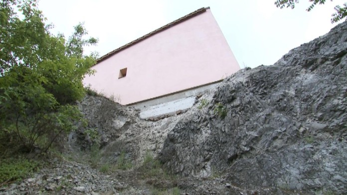 Dom nad priepasťou.