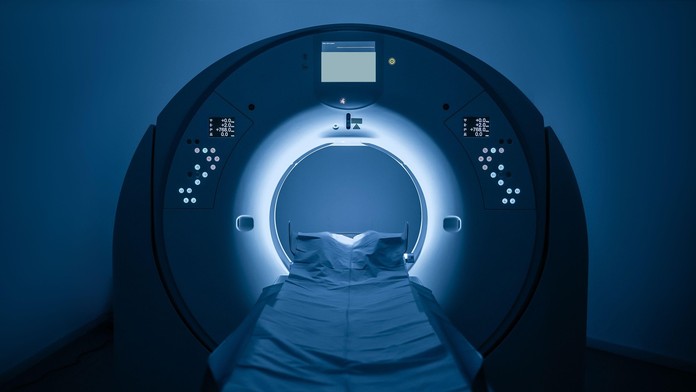 Muža zabil prístroj magnetickej rezonancie. Do miestnosti vstúpil s ťažkou reťazou na krku