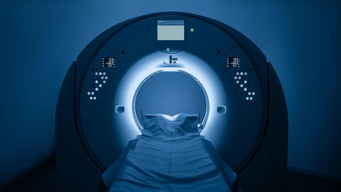 Muža zabil prístroj magnetickej rezonancie. Do miestnosti vstúpil s ťažkou reťazou na krku