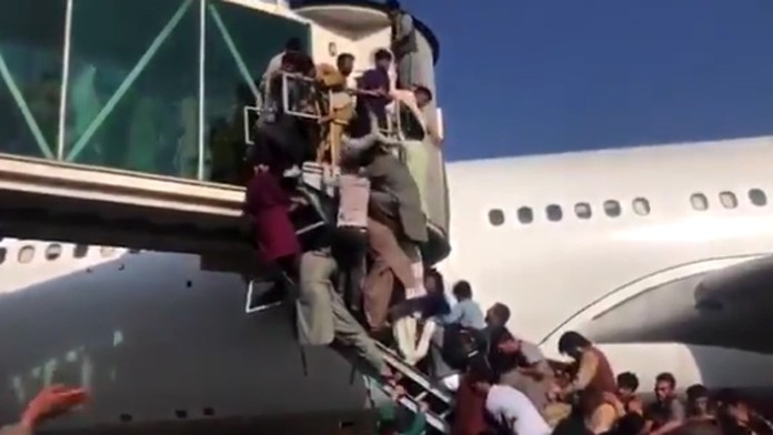 Chaos na afgánskom letisku.