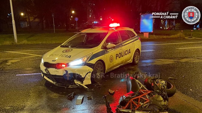 Motorkár sa zrazil s políciou, z miesta nehody ihneď ušiel