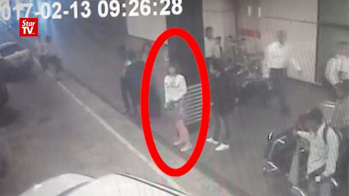 Malajzijská polícia analyzuje záznam z bezpečnostných kamier na medzinárodnom letisku v Kuala Lumpure.