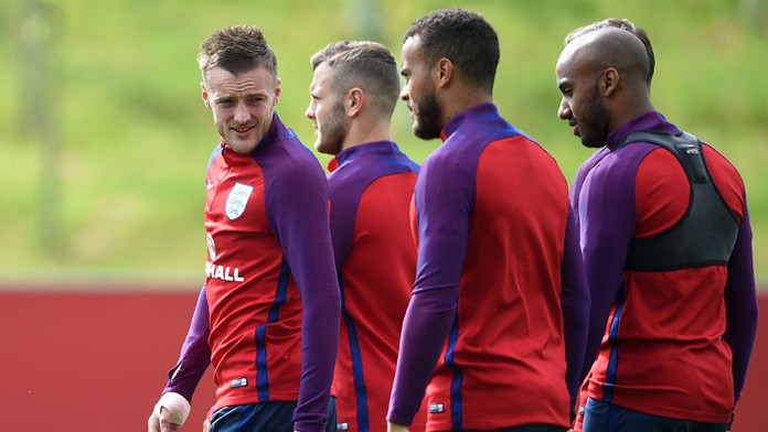 Anglický reprezentanta Jamie Vardy (vľavo) a spoluhráči na tréningu počas prípravy na EURO.