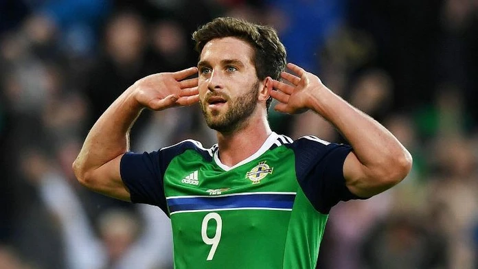 Severoírsky útočník Will Grigg oslavuje po góle.