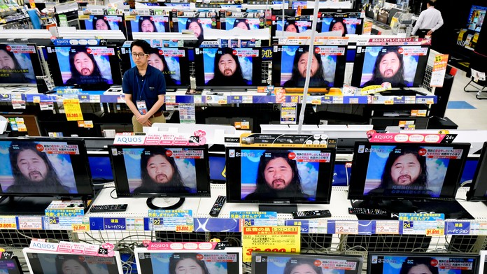 Na obrazovkách je bývalý duchovný guru japonskej sekty Óm Šinrikjó Šoka Asahara.