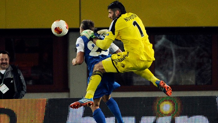 Slovenský brankár Ján Novota (vpravo) z Rapidu Viedeň a Benjamin De Ceulaer z KRC Genk na archívnej snímke.