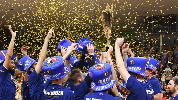Hráči Prievidze oslavujú zisk titulu.