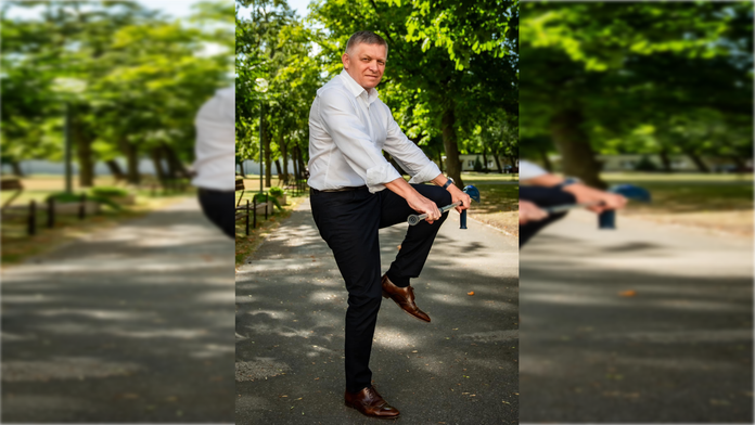 Robert Fico už nepotrebuje barlu.