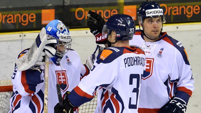 Na archívnej snímke Ján Laco a hráči Peter Podhradský a Ivan Švarný 