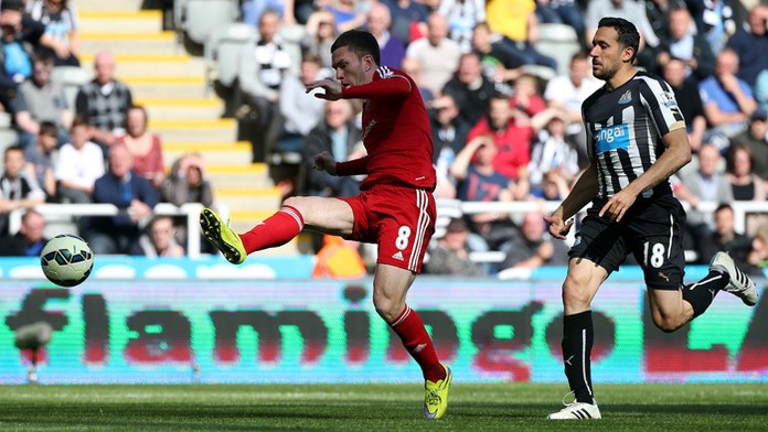 Jonas Gutierrez (vpravo) na archívej snímke.