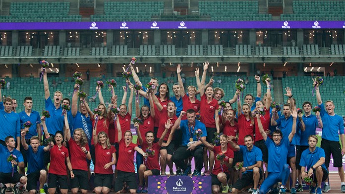  Radosť atletického tímu SR po zisku zlatej medaily a postupe do 2. ligy ME družstiev na 1. Európskych hrách v Baku.