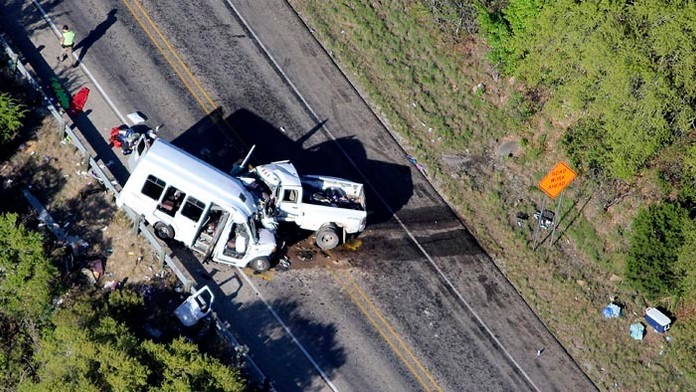 Zrážka mikrobusu s dodávkou v Texase.