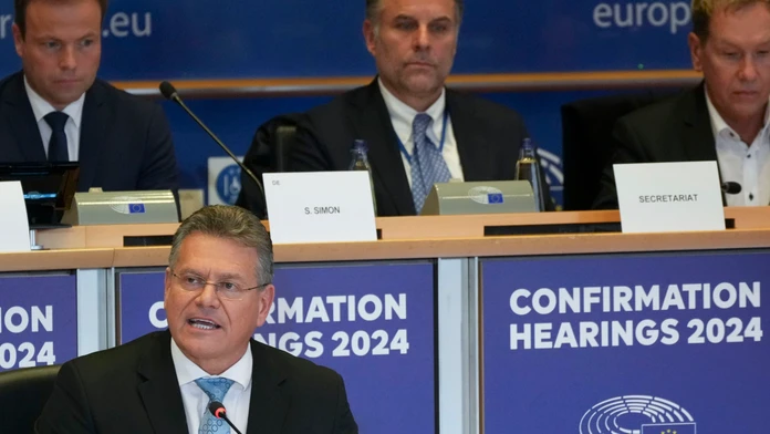 Slovenský kandidát na post eurokomisára pre obchod a ekonomickú bezpečnosť Maroš Šefčovič (vpredu) rozpráva počas vypočúvania v Európskom parlamente. 