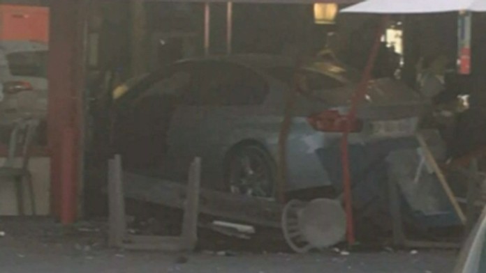 Auto, ktoré vrazilo do pizzerie v Seine-et-Marne.