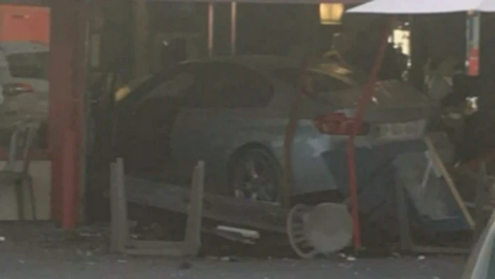 Auto, ktoré vrazilo do pizzerie v Seine-et-Marne.