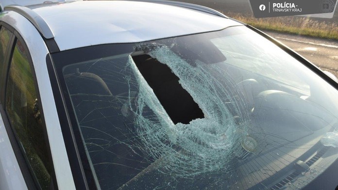 Obrovský kus ľadu vletel do oproti idúceho auta. Vinník nehody z miesta odišiel, hrozí mu pokuta