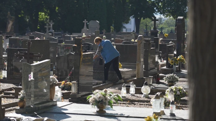 Prišiel upratať hroby svojich blízkych, domov sa už nevrátil. Seniora na cintoríne napadli sršne