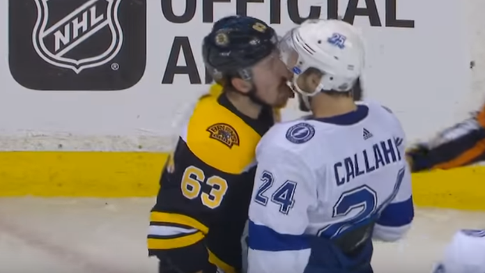 Brad Marchand prešiel jazykom po tvári hráčovi "bleskov".