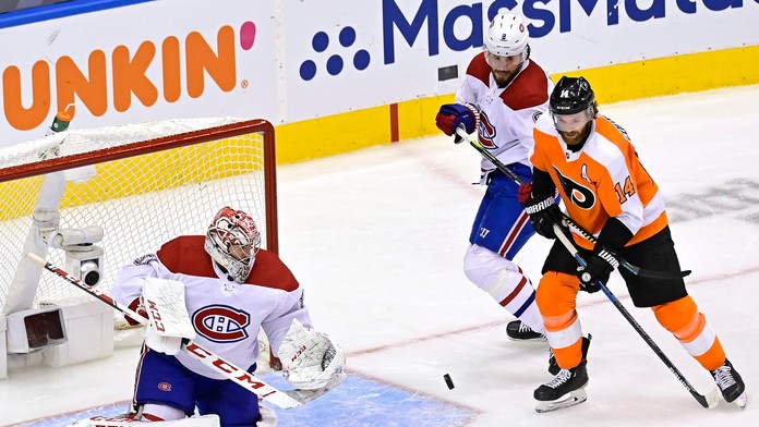 Ľudia s ochrannými rúškami na zabránenie šíreniu nového koronavírusu kráčajú na ulici vo francúzskom meste Saint Jean de Luz.