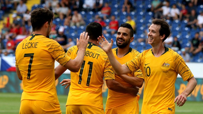 Radosť austrálskych futbalistov po góle v príprave proti Česku.