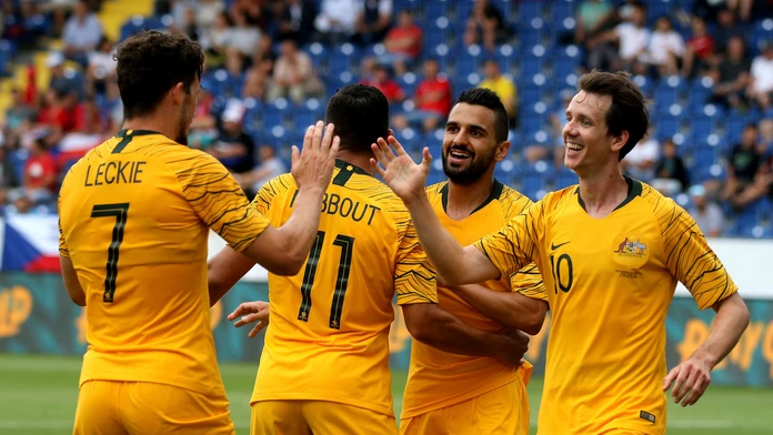 Radosť austrálskych futbalistov po góle v príprave proti Česku.