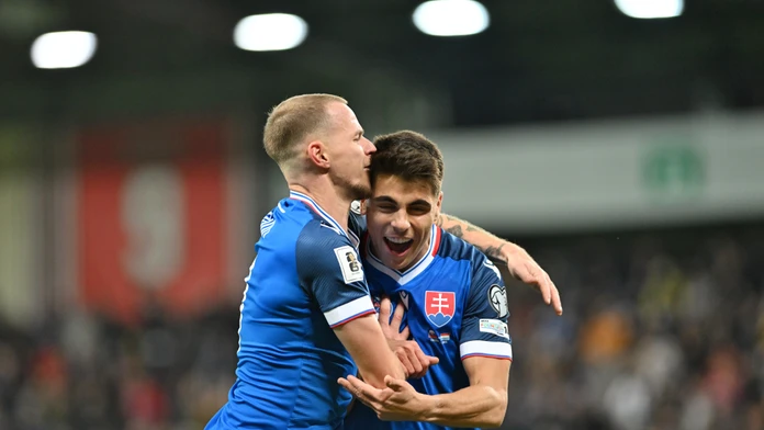 Slovenskí futbalisti sa tešia z gólu