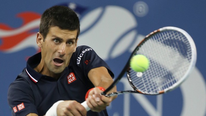 Novak Djokovič bojuje o postup do semifinále US Open s Andym Murraym.