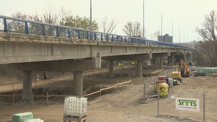 Narýchlo uzatvorili most v Hlohovci. Statik zistil, že hrozí zrútenie