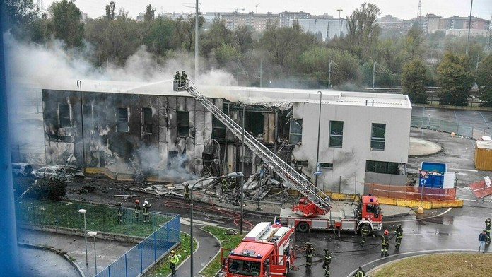 Budova po páde lietadla.