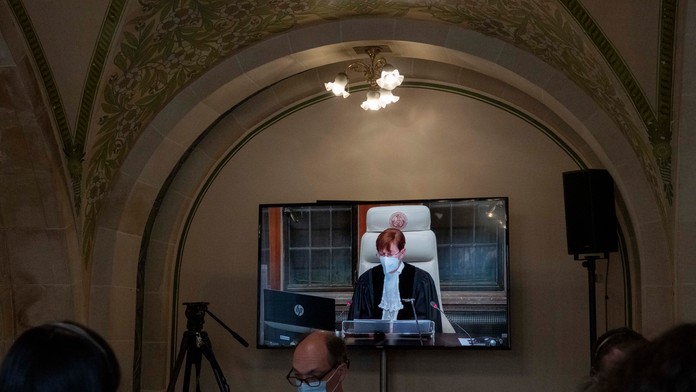 Predsedajúca sudkyňa Joan Donoghueová (na obrazovke) číta rozhodnutie Medzinárodného súdneho dvora.