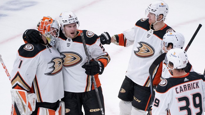 Na snímke hráči Ducks oslavujú víťazstvo v zápase hokejovej NHL Montreal Canadiens - Anaheim Ducks.