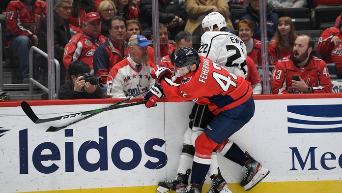 Martin Fehérváry a Trevor Lewis z Los Angeles Kings počas zápasu zámorskej NHL.