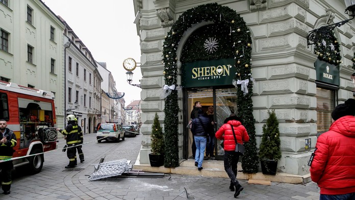 Zľava Josh Morrissey, Bryan Little a Sami Niku z Winnipegu oslavujú gól proti Detroitu.