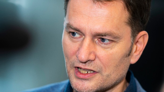 Vojaci dezinfikujú ulice.