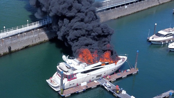 Po rozsiahlom požiari sa v juhozápadnom Anglicku potopila superjachta