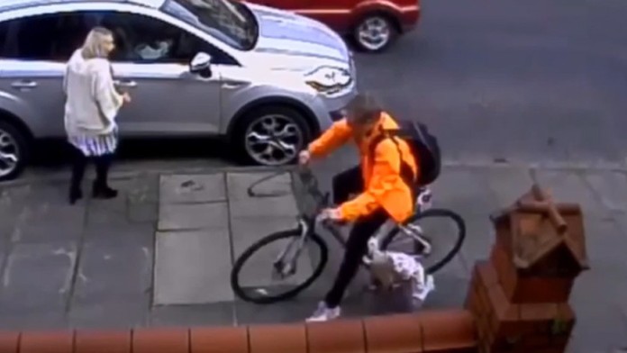 Cyklista zachytil malé dievčatko, ťahal ho po chodníku.