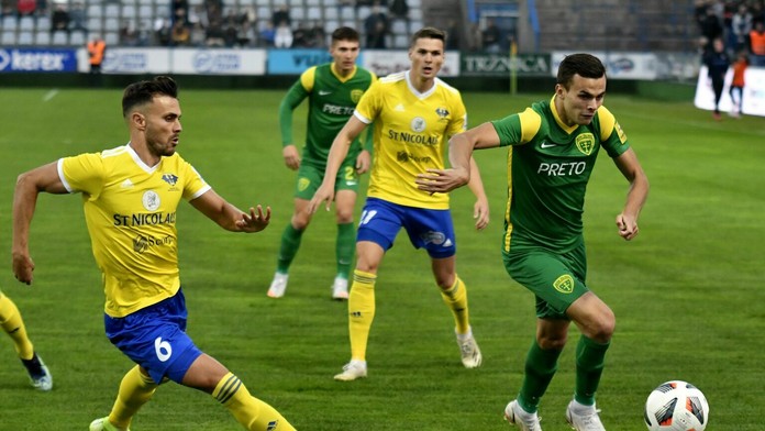 Alfonso Artabe v súboji s Branislavom Slukom.