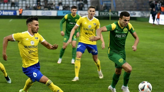 Alfonso Artabe v súboji s Branislavom Slukom.