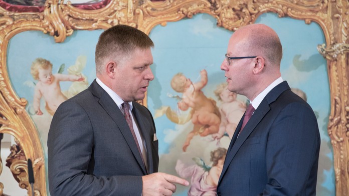 remiér Českej republiky Bohuslav Sobotka (vpravo) a predseda vlády SR Robert Fico. 