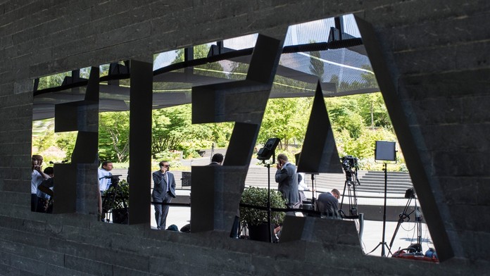 Ľudia sa tlačia, aby sa dostali k respirátorom 